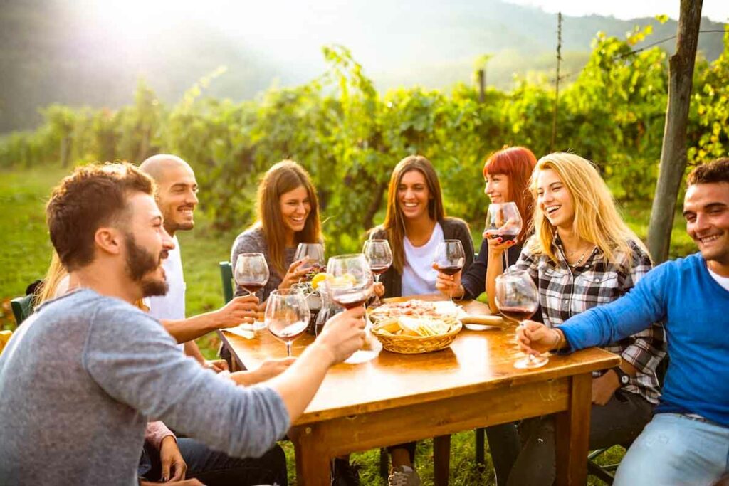 Víno s přáteli si nejlépe vychutnáte přímo na Moravě. Ve sklípku nebo ve vinici.
