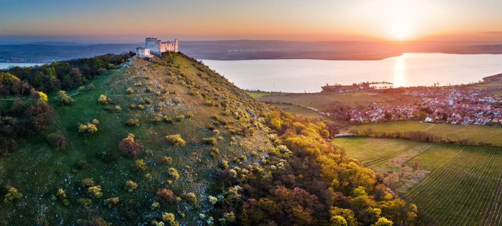 Hrad Děvín. Vpravo je Pavlov a náš penzion Nad Pavlovem, ze kterého je na Děvín výhled.